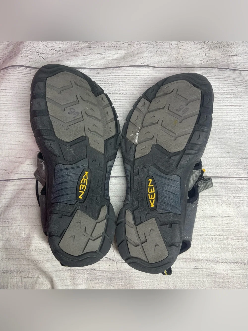 KEEN Men's 9 Newport H2 Hiking Outdoor Sandals